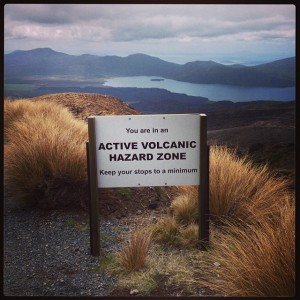 placas sobre o risco de erupção no Tongariro National Park