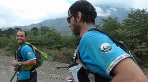 Clayton e o alpinista Roman Romancini nos Andes/Divulgação