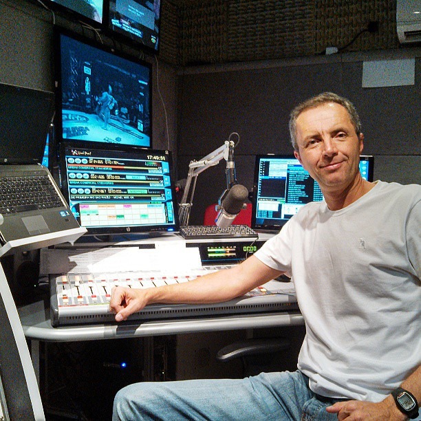 Ricardo Capriotti no estúdio da rádio Bandeirantes