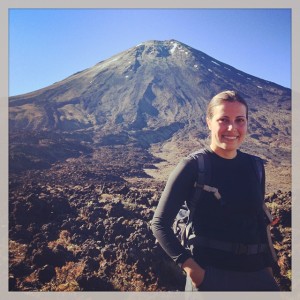 Talita Ribeiro na caminhada no Tongariro Park com vulcão ao fundo