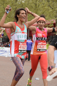 Kiran correu na companhia de amigas que já haviam corrido maratonas